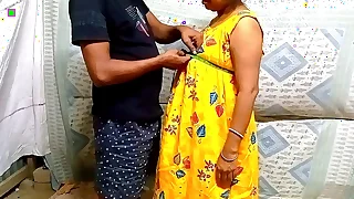 Everbest Indian hot bhabhi amazing XXX carnal knowledge With Tailor Master&excl;&excl; Hindi carnal knowledge