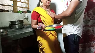 होली पर सेक्सी भाभी को रंग लगाकर किचन स्टैंड पर दर्दनाक चोदा XXX Bhabhi Lose one's heart to साफ हिंदी आवाज में